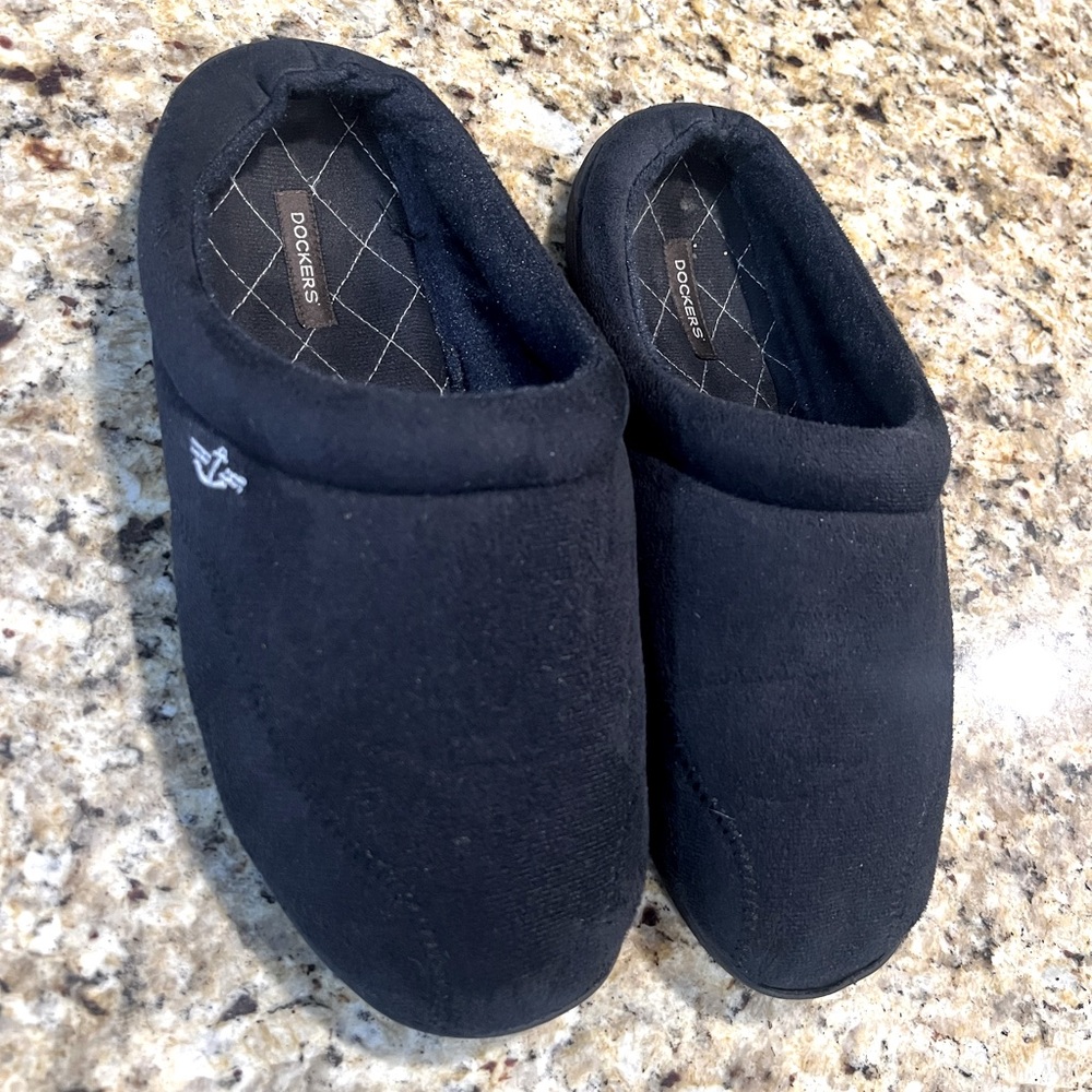 Men’s Dockers slippers size Large 9-1/2 to 10-1/2.